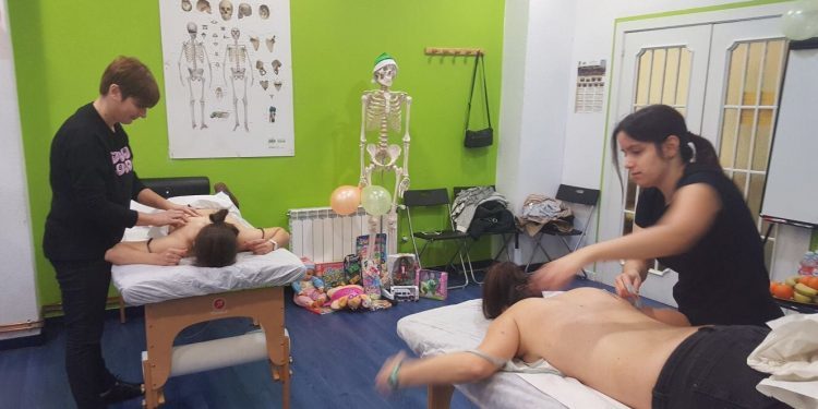 Un masaje gratis a cambio de un juguete