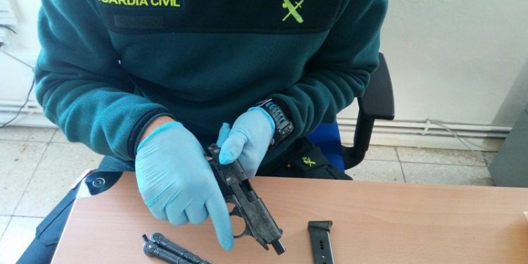 Detenidos dos vecinos de Bueu por amenazarse mutuamente con armas de fuego