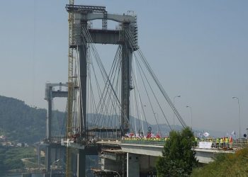 Un operario sufre un accidente en uno de los pilares del Puente de Rande