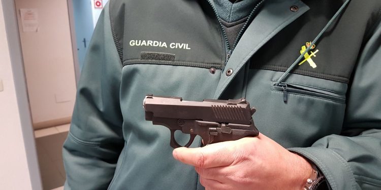 Detenido un vecino de O Porriño por amenazar a su expareja y retener a un amigo de la joven