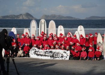 Llegan los famosos Papa Noeles surferos de Patos