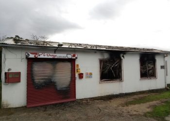 Un incendio arrasa por completo una nave industrial en Ponteareas