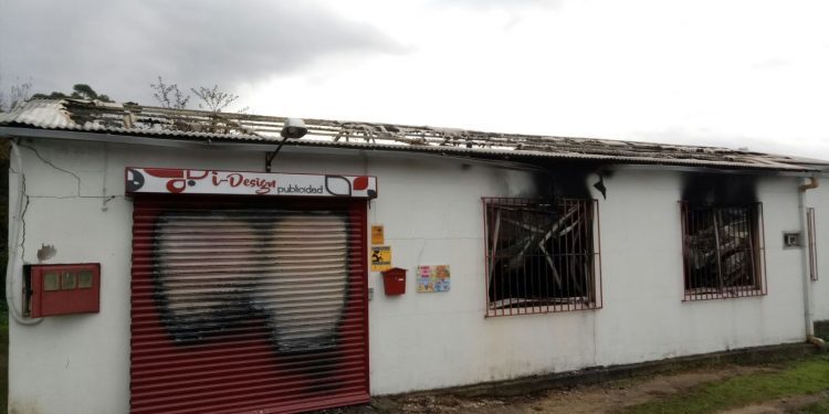 Un incendio arrasa por completo una nave industrial en Ponteareas