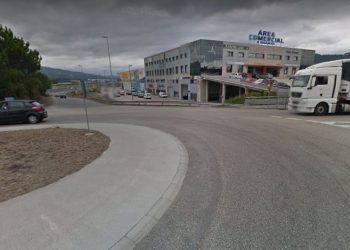 Un camión derrama 300 litros de gasoil en O Porriño tras chocar contra un hierro