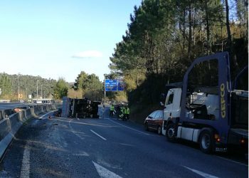 Accidente en cadena y corte de la autovía en Tui tras el vuelco de un camión