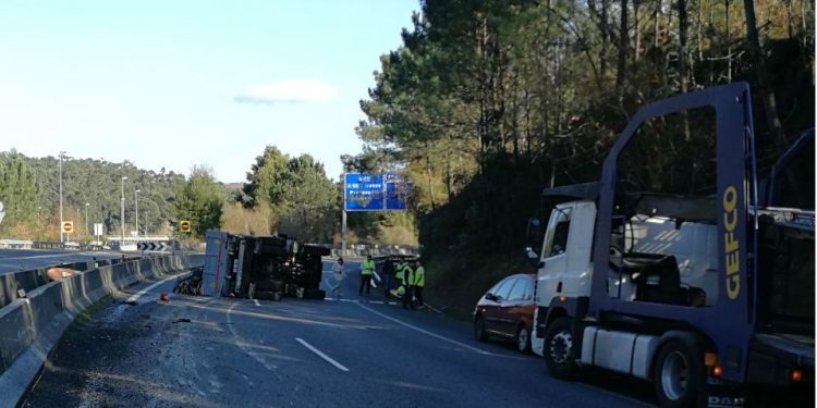 Accidente en cadena y corte de la autovía en Tui tras el vuelco de un camión
