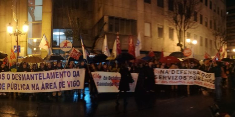 Ducias de persoas protestan contra o colapso da sanidade viguesa