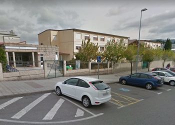 Alarma en el CEIP Ribeira por el desprendimiento de una viga en un aula y la aparición de grietas