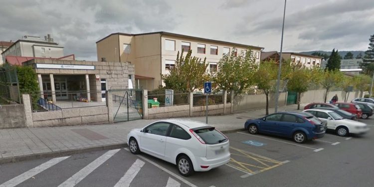 Alarma en el CEIP Ribeira por el desprendimiento de una viga en un aula y la aparición de grietas