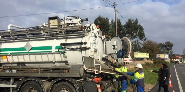 Campaña de limpeza nos 34 pozos de bombeo de augas residuais en Nigrán