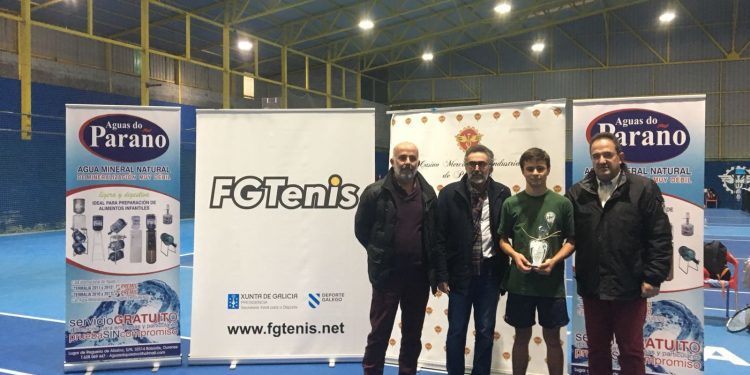 El vigués Martín Millos, subcampeón gallego absoluto de tenis con solo 16 años