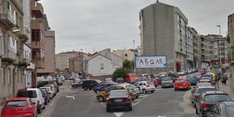 Detienen a un vigués tras cazarlo robando dentro de un coche en San Roque