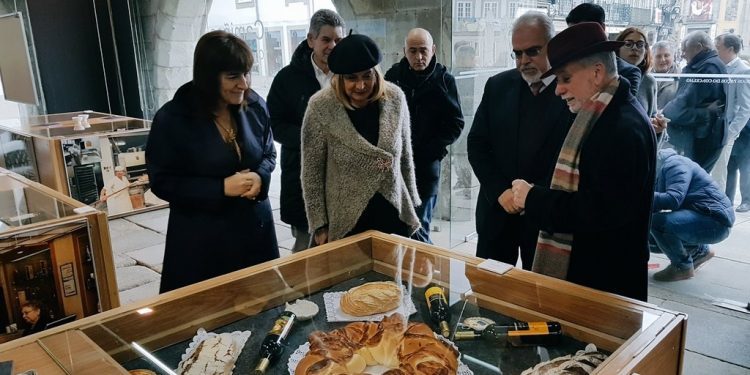 A exposición “Con pan e viño ándase o camiño” chega a Viana do Castelo