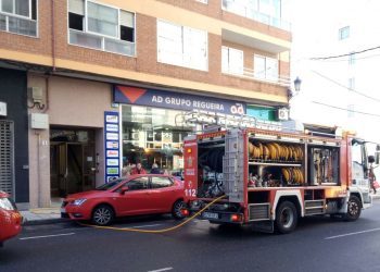 Os bombeiros de Ponteareas salvan tres cans dun incendio nunha vivenda