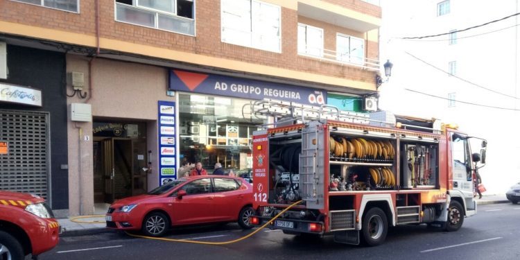 Os bombeiros de Ponteareas salvan tres cans dun incendio nunha vivenda