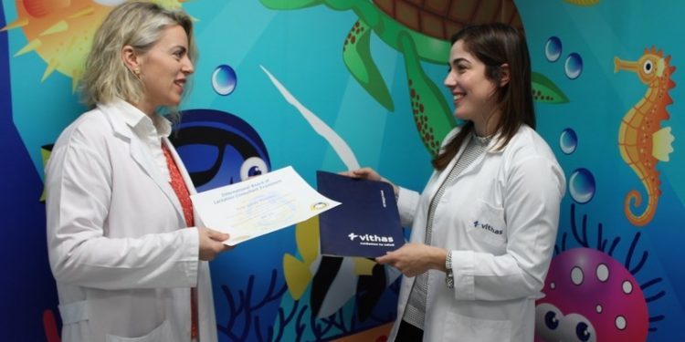 Dos matronas viguesas reciben su acreditación internacional en lactancia materna