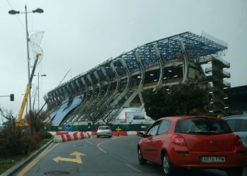 El viento paraliza los trabajos de la instalación de la cubierta de Río