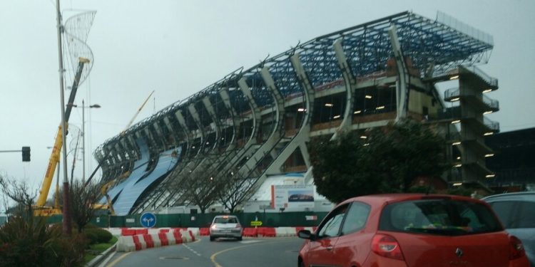 El viento paraliza los trabajos de la instalación de la cubierta de Río