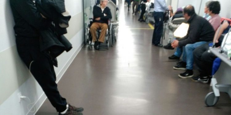 Pacientes de Cardiología del Cunqueiro pasan la noche en Urgencias al no tener cama