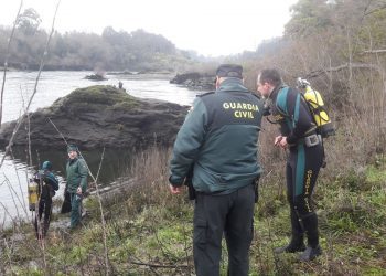 Buzos de la Guardia Civil buscan a un pescador desaparecido en el Miño