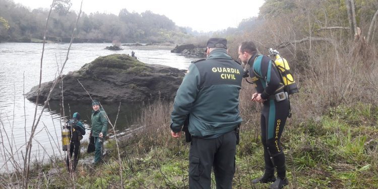 Buzos de la Guardia Civil buscan a un pescador desaparecido en el Miño