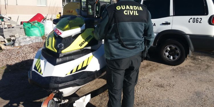 Sorprendente hallazgo de la Guardia Civil en el arcén de una carretera de Gondomar