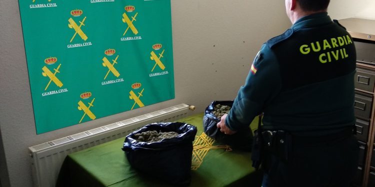 Interceptado en el puente internacional de Salvaterra un coche con 1,6 kilos de marihuana