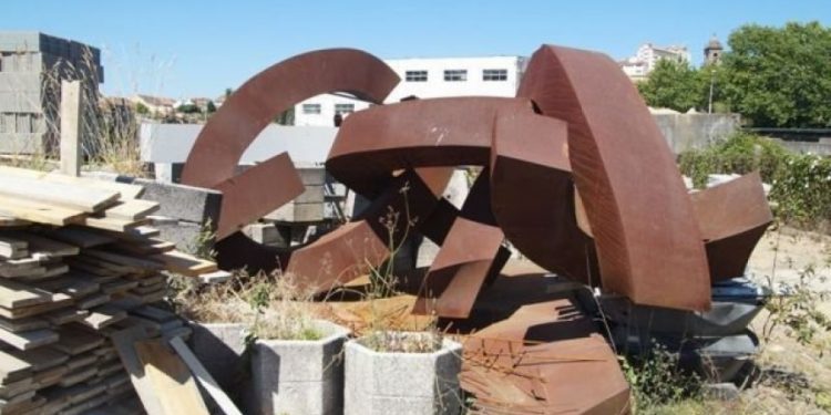 El traslado del monumento al trabajo reaviva la causa por la estatua retirada en Balaídos