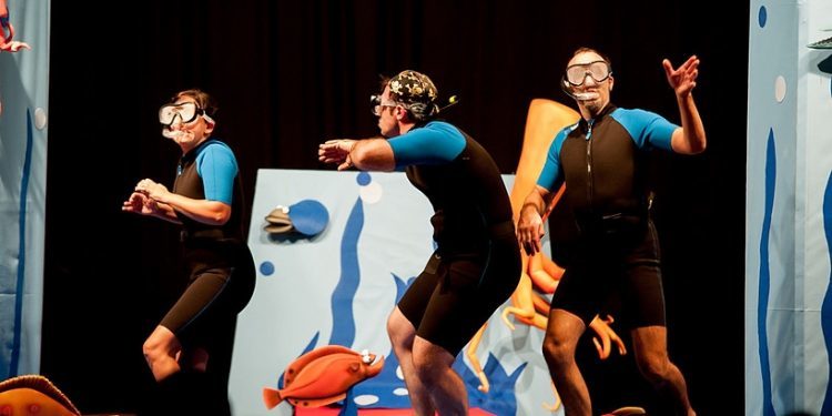 ‘Acuario’, una obra de teatro solidaria que hace posible la fusión entre poesía y biología