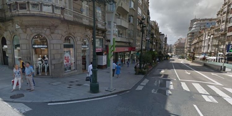 El robo en tres tiendas de Urzáiz obliga a la Policía Local a interceptar un Vitrasa