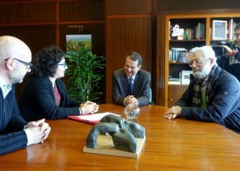 Concello e editoriais viguesas promoven lecturas de Verne xunto á estatua do autor