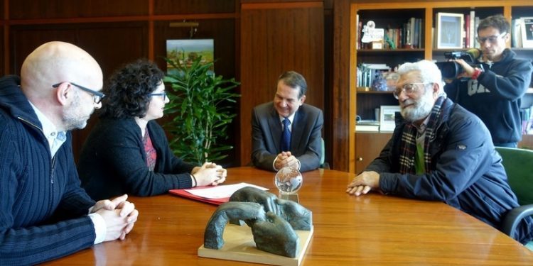 Concello e editoriais viguesas promoven lecturas de Verne xunto á estatua do autor