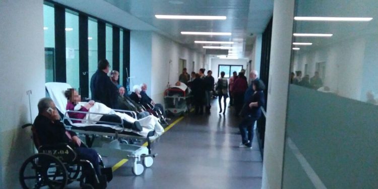 Nuevo colapso en las Urgencias del Cunqueiro con pacientes por los pasillos