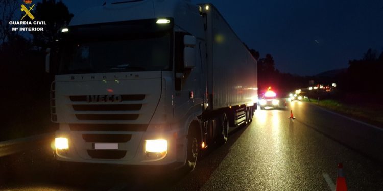 Interceptado en la A-52 un camionero con el tacógrafo manipulado y positivo en drogas