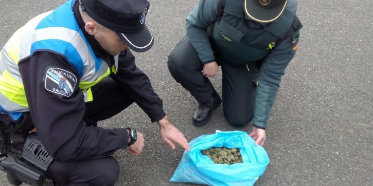 Detenidos un vecino de O Porriño y su novia con casi medio kilo de marihuana