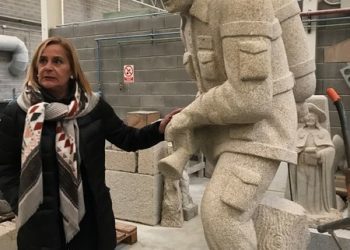 Unha praza para os brigadistas forestais cunha escultura da Escola de Cantería