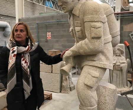 Unha praza para os brigadistas forestais cunha escultura da Escola de Cantería