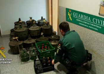 Incautados en Soutomaior más de 400 litros de aguardiente, orujo y licor café