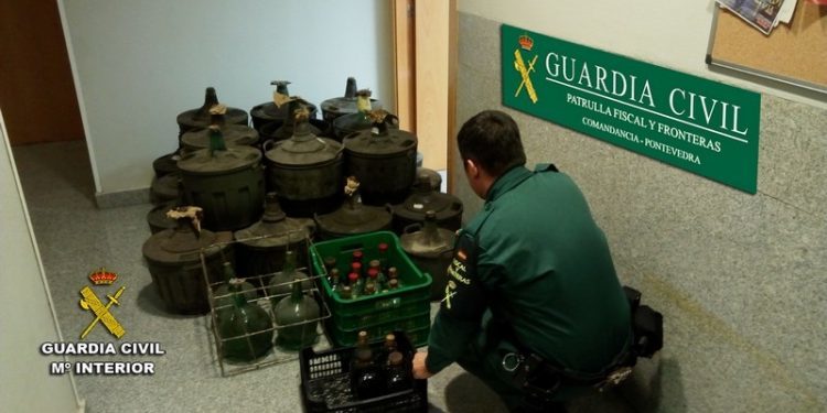 Incautados en Soutomaior más de 400 litros de aguardiente, orujo y licor café