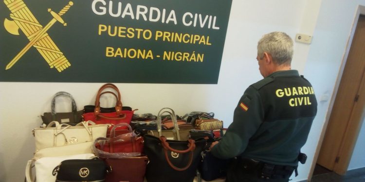 Intervienen una partida de bolsos falsificados en Nigrán