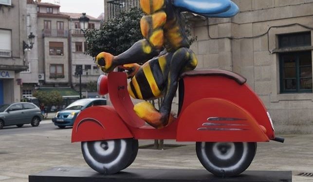 Redondela dedica su Meco a Caballero con la ‘Vespa Abelutina’, una “especie invasora”