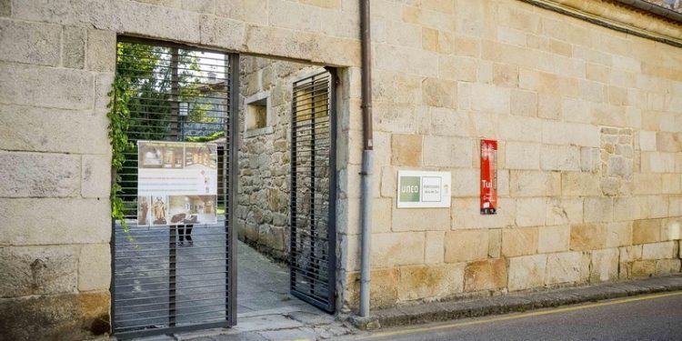 A aula da UNED de Tui abre tras solucionar o problema do conserxe