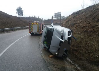 Liberada una mujer después de volcar con su coche en el enlace de la A-55 con la AP-9