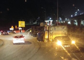 Vuelca un camión en el acceso al peaje de la AP-9 en Rande