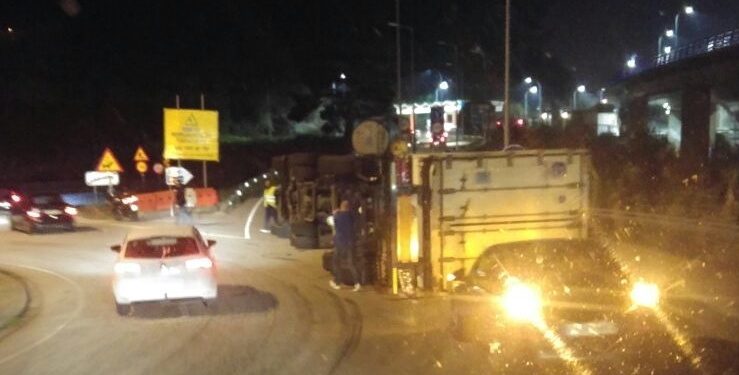 Vuelca un camión en el acceso al peaje de la AP-9 en Rande