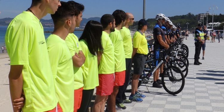 O Concello licita por 970.000 euros o socorrismo e pide renovar as doce bandeiras azuis