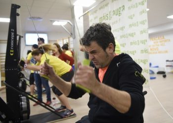 Isidre Esteve pilota o deporte inclusivo no tríatlon indoor de Máis que Auga