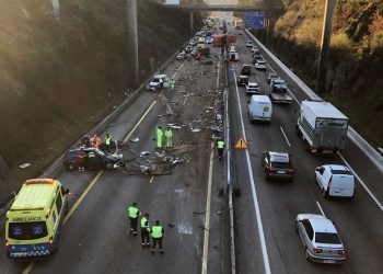 Cientos de vehículos atrapados en la A-55 al perder un camión su carga