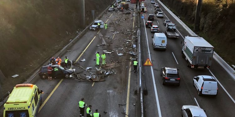 Cientos de vehículos atrapados en la A-55 al perder un camión su carga