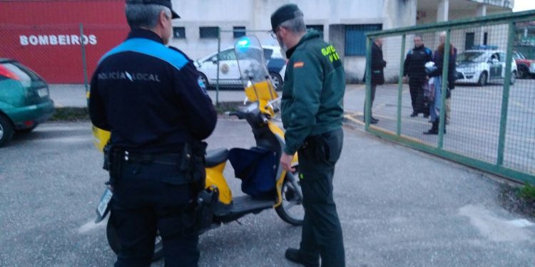 Roba una moto de Correos en Vigo, circula en zigzag por Nigrán y acaba cayéndose al huir de la policía